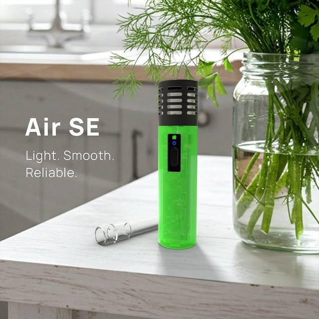 Arizer Air SE: günstiger tragbarer Stift-Cannabis-Vaporizer für Kräuter steht auf einem Tisch in der Küche.