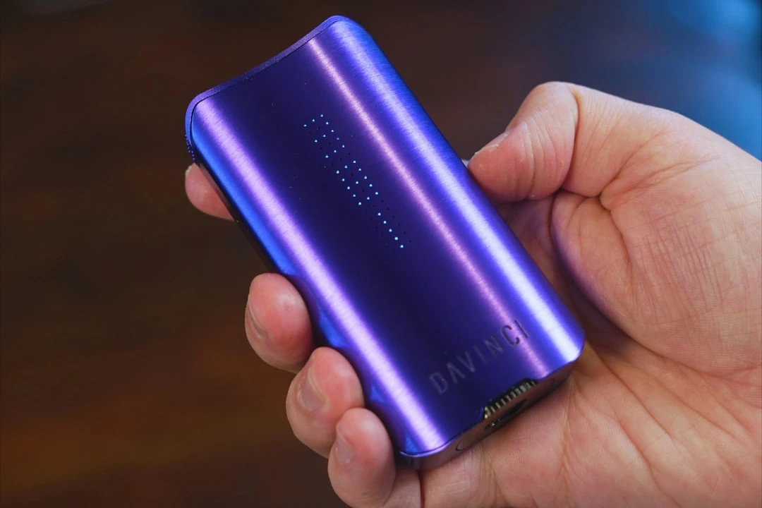 DaVinci IQ3 Vaporizer in der Hand