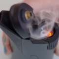 Dampfender Konzentrat-Vaporizer in einer Hand