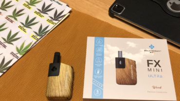 Top günstige Cannabis-Vaporizer unter 150 Euro: tragbarer Kräuter-Vaporizer mit Verpackung auf dem Tisch.
