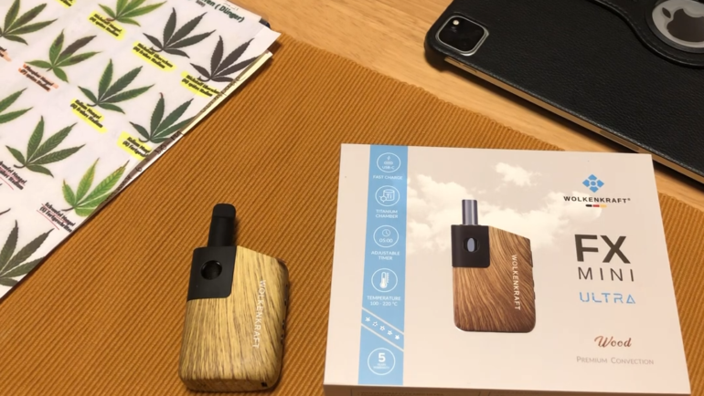 Top günstige Cannabis-Vaporizer unter 150 Euro: tragbarer Kräuter-Vaporizer mit Verpackung auf dem Tisch.
