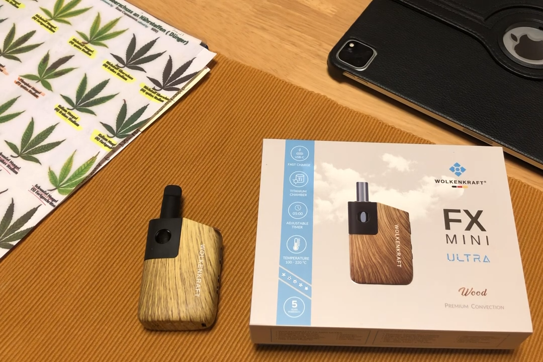 Top günstige Cannabis-Vaporizer unter 150 Euro: tragbarer Kräuter-Vaporizer mit Verpackung auf dem Tisch.