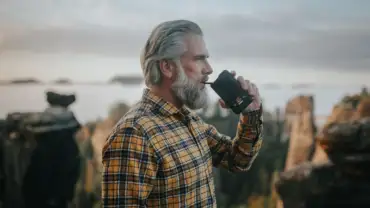 Mann nutzt den Mighty+ Vaporizer vor einer Felslandschaft