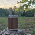 TinyMight 2 Vaporizer aus Walnussholz im Freien