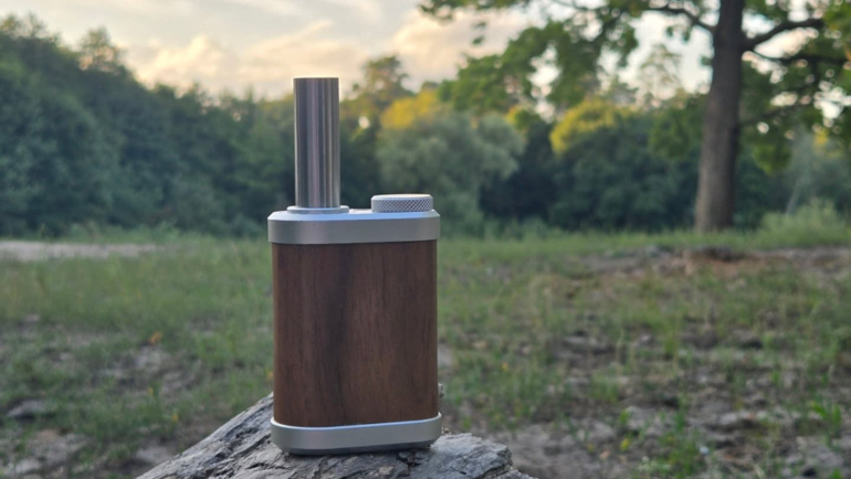 TinyMight 2 Vaporizer aus Walnussholz im Freien