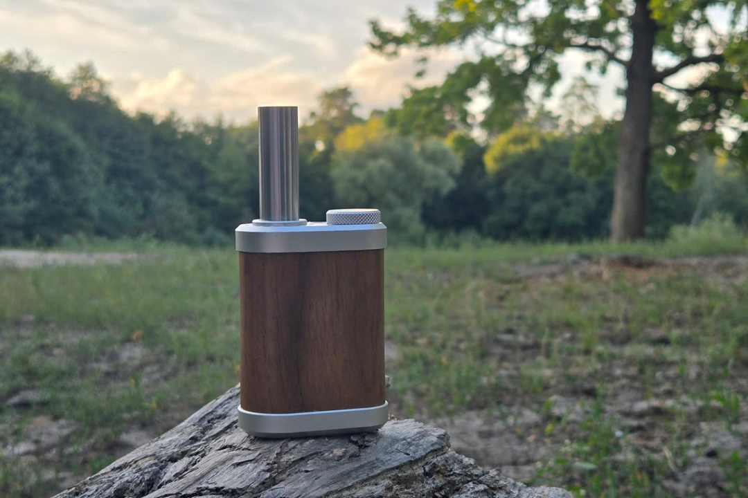 TinyMight 2 Vaporizer aus Walnussholz im Freien