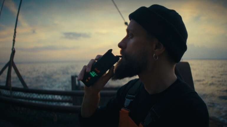 Mann mit Vaporizer beim Sonnenuntergang.